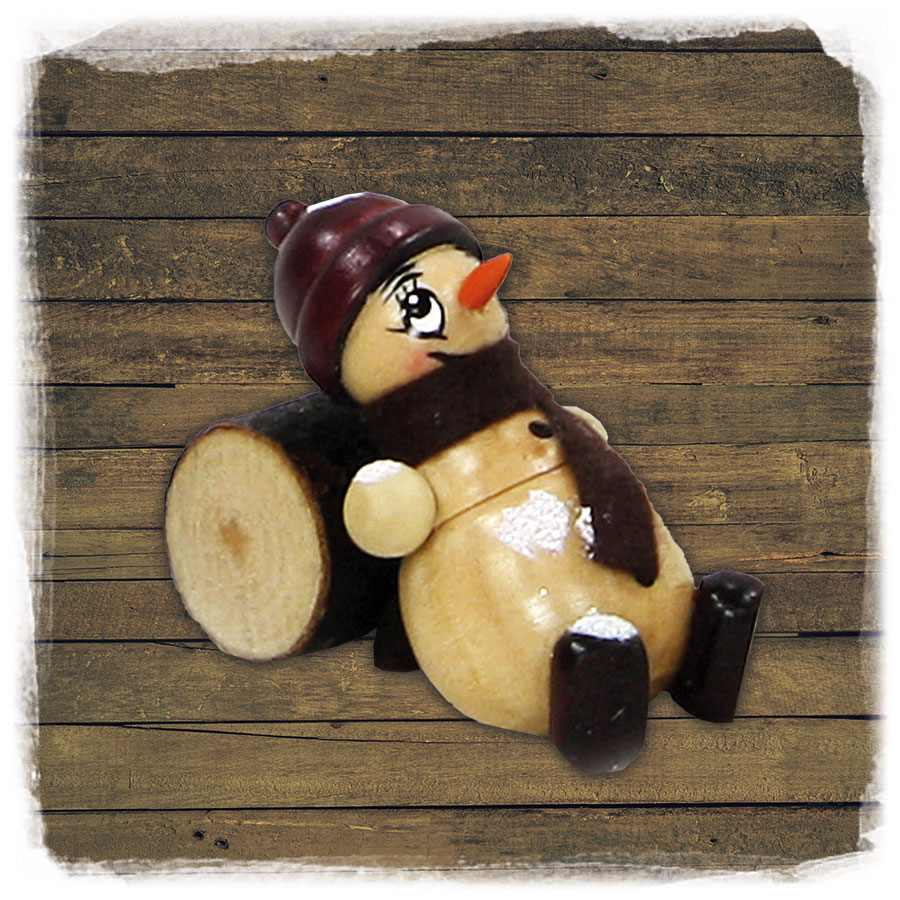 Holz ZB Figur Schneemann liegend am Baumstamm & Schnee